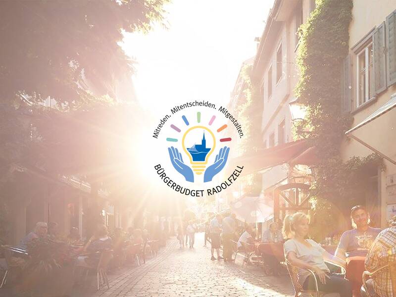 Das Bild zeigt eine sonnendurchflutete Gasse mit Menschen, die in einem Café sitzen, überlagert von einem Logo mit der Aufschrift "Bürgerbudget Radolfzell".