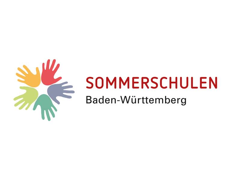 Das Bild zeigt ein Logo mit sechs verschiedenfarbigen Händen, die einen Kreis bilden, neben dem der Text "Sommerschulen Baden-Württemberg" steht.