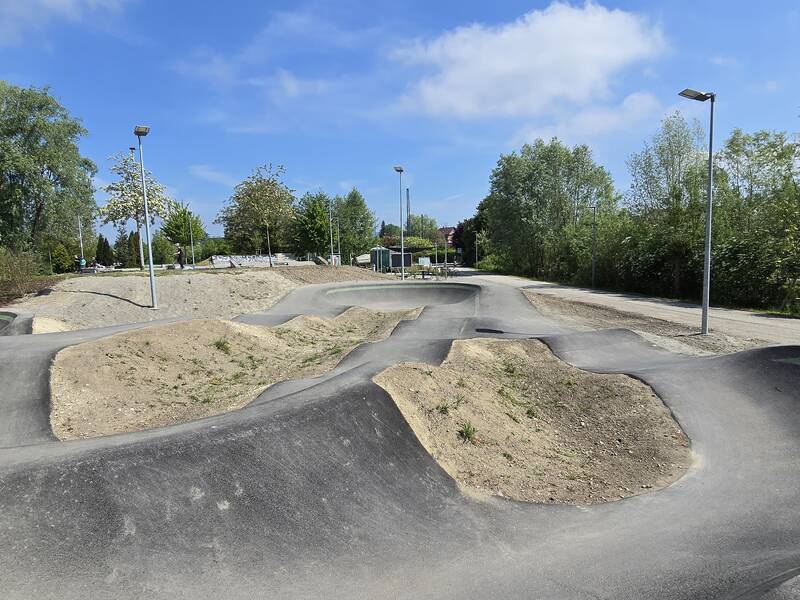 Die neue Calisthenics-Anlage und der Pumptrack auf dem Herzengelände wurde am 3. Dezember 2025 eröffnet. 