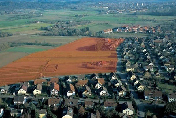  Baugebiet "Hübschäcker" mit Blickrichtung von Westen | Bild: ©Stanko Petek/ www.LUFTBILD.com 

 