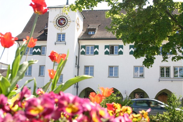  Stadthaus in Amriswil, im Vordergrund blühende Blumen | Foto: Stadt Amriswil 