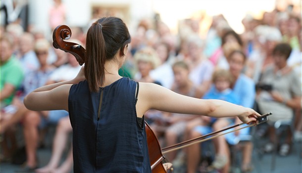  Frau spielt Cello vor Publikum 