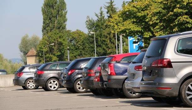  Parkende Autos auf einem Parkplatz, im Hintergrund sind Bäume zu sehen | Bild: Stadtverwaltung/cw 