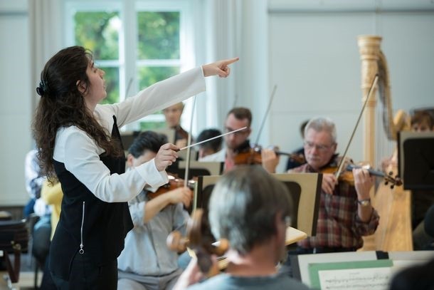  Orchester mit Dirigentin während dem Spielen 