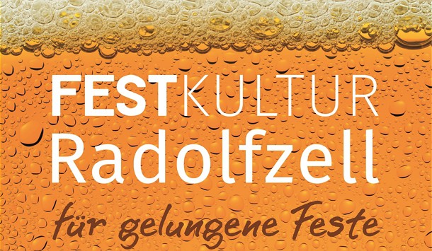  Logo Festkultur Radolfzell mit der Unterschrift für gelungene Feste, im Hintergrund sieht man eine orangene Flüssigkeit mit Schaumkrone 
