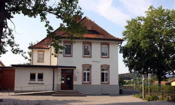  Rathaus in Güttingen rechts ein Baum 