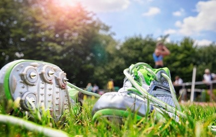  Nahaufnahme von Fußballschuhen im Gras 