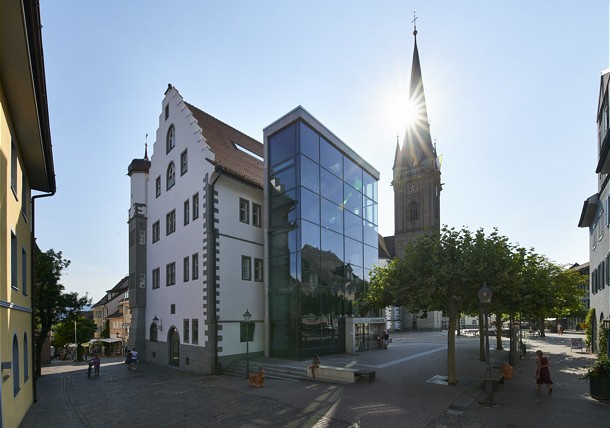  Blick auf die Stadtbibliothek, im Hintergrund das Münster von Radolfzell 