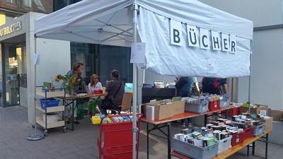  Stand mit Büchern zum Verkauf auf dem Bücherflohmarkt 