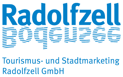 Das Bild zeigt das Logo der "Tourismus- und Stadtmarketing Radolfzell GmbH" mit dem Schriftzug "Radolfzell Bodensee" in blauer Schrift.